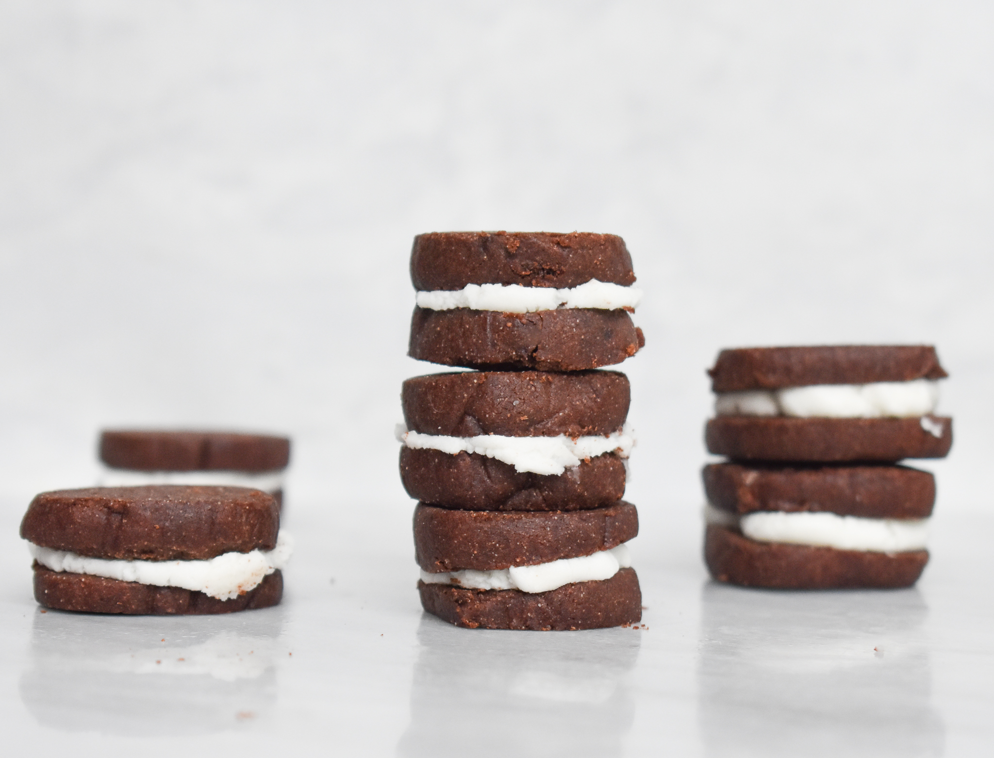 Low-FODMAP Chocolate Sandwich Cookies with Vanilla Cream Filling ...