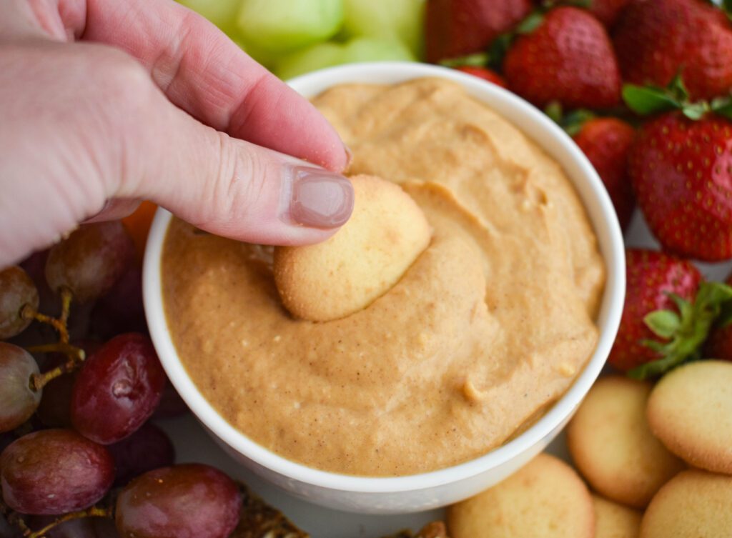 low-FODMAP pumpkin cheesecake dip with cookie dipping