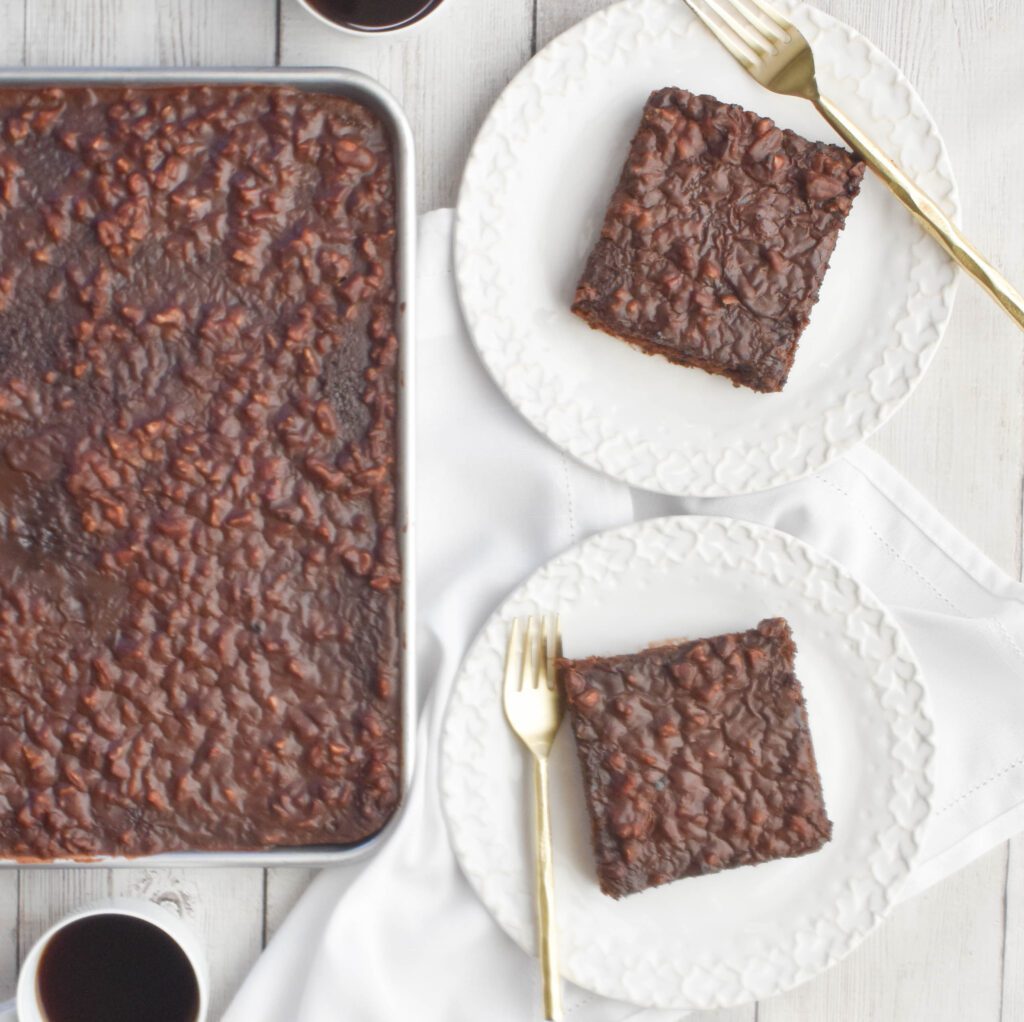 low fodmap Texas sheet with plates and baking tray aerial