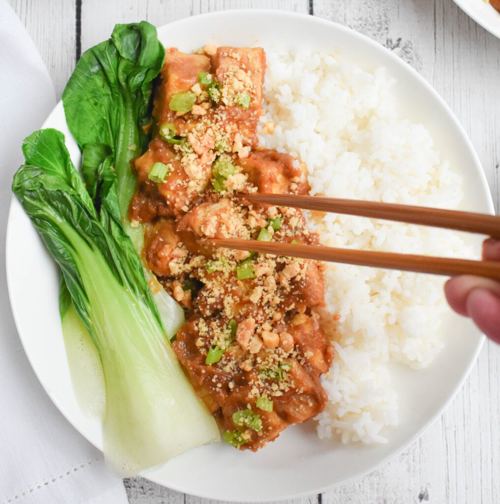 low fodmap peanut tempeh with chopstick
