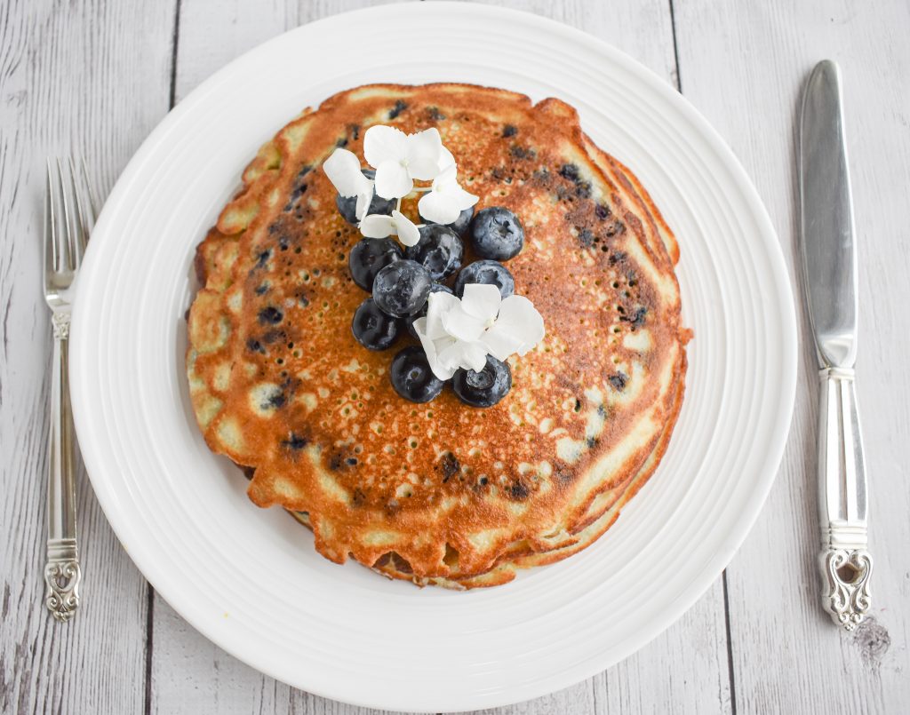 low fodmap blueberry pancakes with flowers