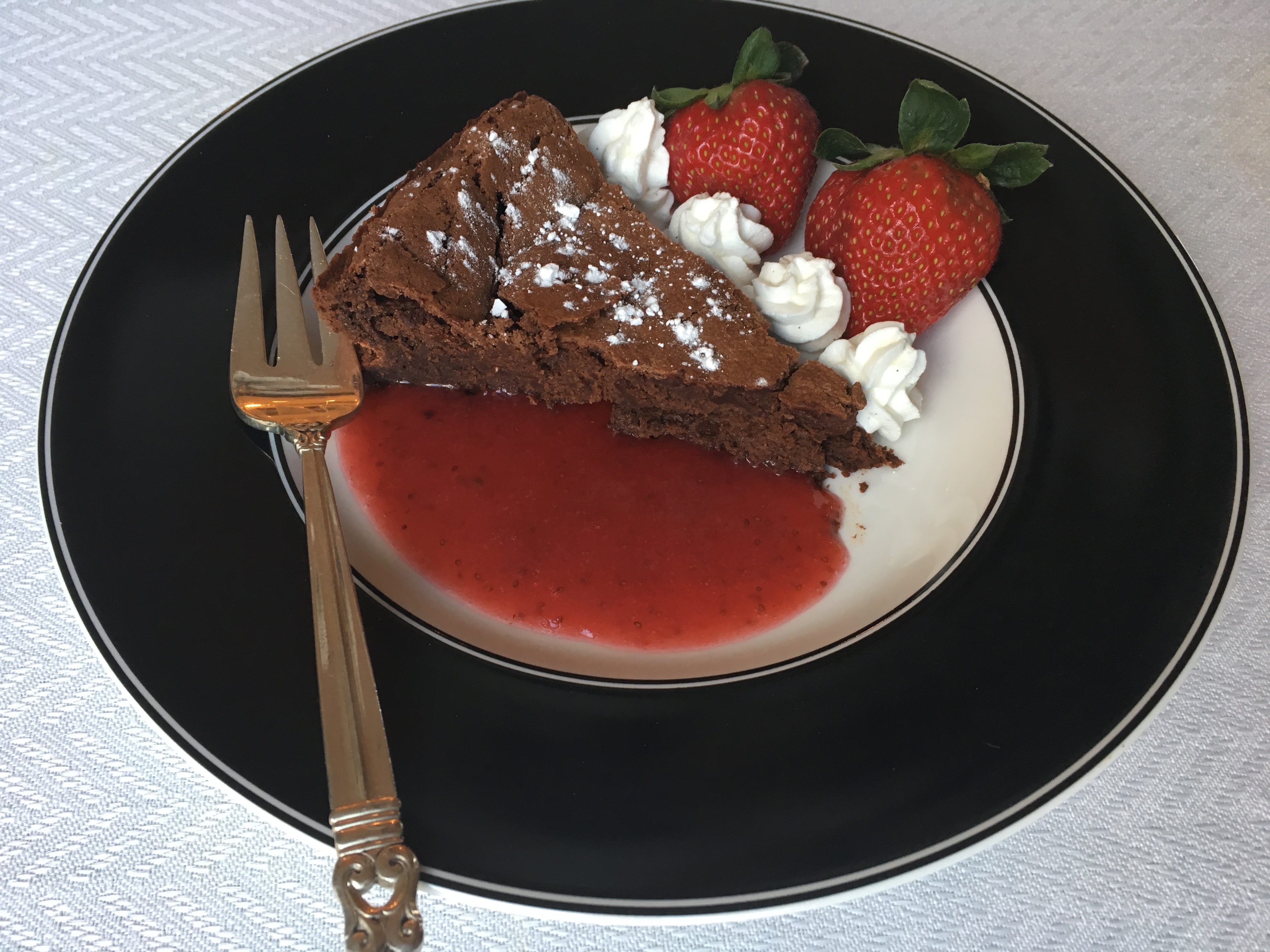 Luxurious LowFODMAP Flourless Chocolate Cake with LowFODMAP